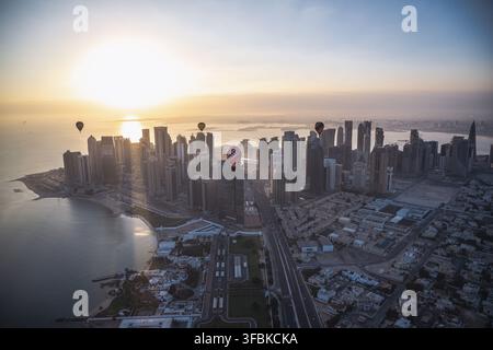 Mongolfiere che volano sopra lo skyline di Doha, Qatar Foto Stock