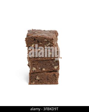 Pila di pezzi di brownie al cioccolato al forno con noce isolato su sfondo bianco, delizioso dessert Foto Stock