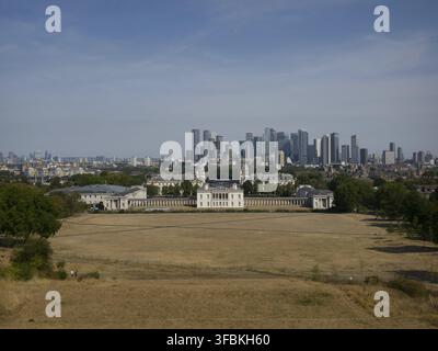 Edifici storici con skyline moderna sullo sfondo in una limpida giornata estiva, veduta del Greenwich Park, Londra, SE10 8XJ, Regno Unito Foto Stock