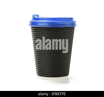 tazza di carta per bevande calde monouso con coperchio blu isolato su sfondo bianco, cibo da asporto Foto Stock