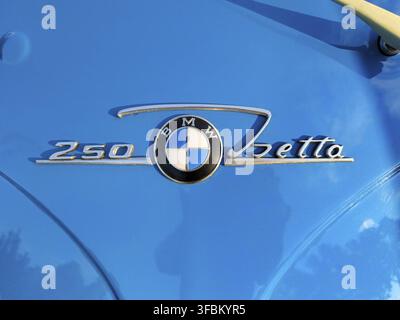 Scrittura ed emblema, BMW Isetta blu, auto piccola distintiva con portiera anteriore, dettaglio della parte anteriore, foto simbolica, miracolo economico, culto, nostalgia Foto Stock