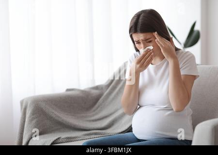 Malattia di gravidanza. Malato giovane donna incinta sentirsi male a casa Foto Stock