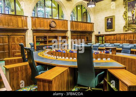 Londra, Inghilterra / Regno Unito - 27 settembre 2019 Interno del Supreme Court del Regno Unito con sedie e scrivanie Foto Stock