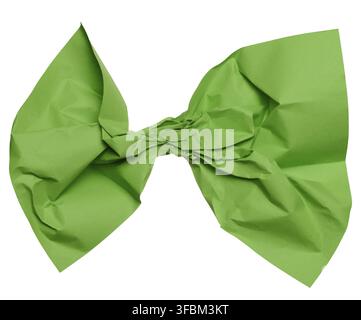 Foglio di carta verde deformato su sfondo isolato, primo piano Foto Stock