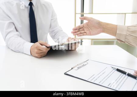 Candidato di uomo d'affari per candidato di lavoro che è intervistato i responsabili di hr nella sala riunioni, carriera e concetto di collocamento Foto Stock