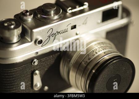 Vista di Zorki russo 4 vecchia macchina fotografica a film manuale d'argento d'epoca come classico concetto di fotografia retrò Foto Stock