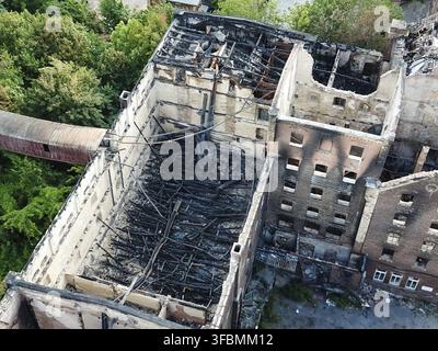 Un'immagine a droni di una vecchia fabbrica andata a fuoco Foto Stock