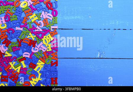 Multicolore in legno lettere dell'alfabeto inglese, spazio vuoto Foto Stock