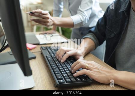 Lavoro collaborativo Software ingegneri sito web tecnologie di sviluppo o programmatore lavorando codifica su startup ai progetto applicativo sullo schermo con par Foto Stock