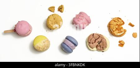 Macaron al forno con sapori diversi su sfondo bianco, vista dall'alto Foto Stock