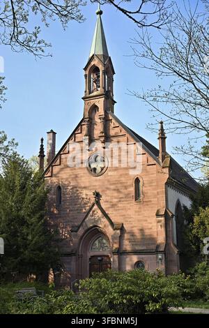 La Chiesa del Redentore della comunità vetero-cattolica si trova ai margini del cimitero antico protetto dal patrimonio a Friburgo. La religio neogotica Foto Stock
