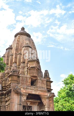 Vista frontale all'interno dei Giardini di Mandore con cenotafi, rovine e templi straordinari a Jodhpur, India Foto Stock