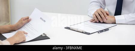 Candidato di uomo d'affari per candidato di lavoro che è intervistato i responsabili di hr nella sala riunioni, carriera e concetto di collocamento Foto Stock