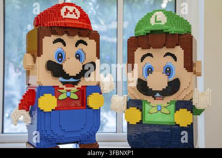 New York City, New York, USA - 07.31.2024: Una vista ravvicinata di grandi statue LEGO di Mario e Luigi della serie Super Mario, costruite con mattoncini colorati Foto Stock