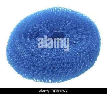 Spugna da cucina in plastica blu su sfondo isolato, primo piano Foto Stock