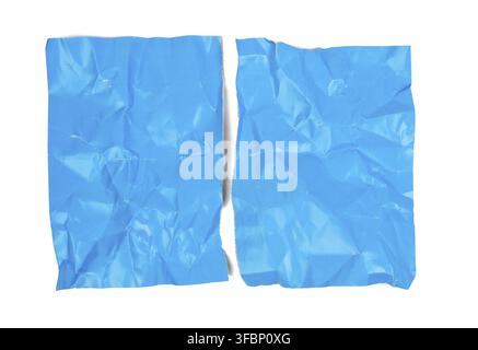 foglio di cartone blu sgualcito isolato su sfondo bianco, foglio a4 strappato a metà Foto Stock