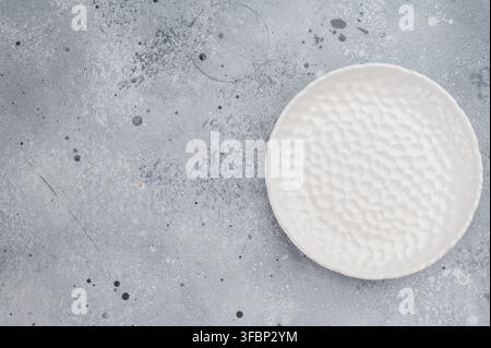 Piastra in ceramica vuota con vista dall'alto e superficie a motivi geometrici, stoviglie moderne e minimaliste, ideale per il branding dei ristoranti o per lo stile gastronomico. Foto Stock