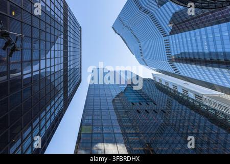 Guarda in alto verso i grattacieli moderni in vetro e acciaio del distretto finanziario Foto Stock