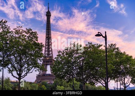 Torre Eiffel al tramonto con la luna e il cielo serale a Parigi, Francia Foto Stock