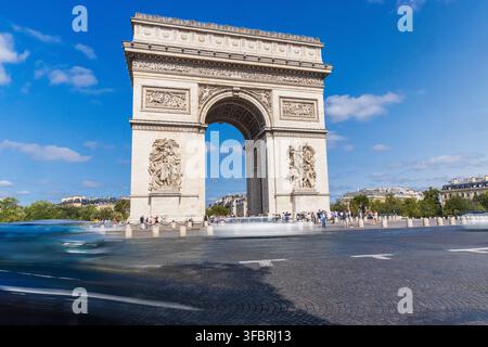 PARIGI, FRANCIA - 20 LUGLIO 2026: Il traffico passa davanti all'Arco di Trionfo storico in Place Charles de Gaulle a Parigi. Foto Stock