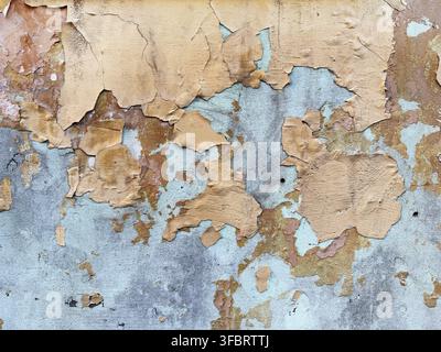 Vecchio muro di casa in cemento con vernice sgretolata Foto Stock