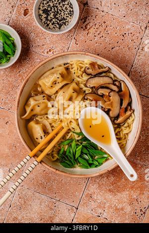 Deliziosa ciotola di noodles con gnocchi e funghi, vista dall'alto. Foto Stock