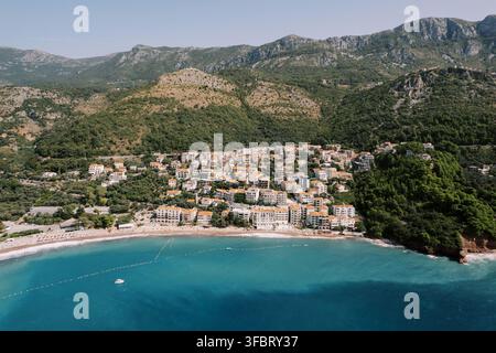 Vista aerea della costa di Budva e delle montagne in Montenegro Foto Stock
