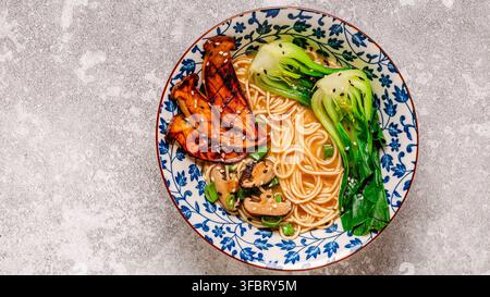Zuppa di noodles ramen miso vegana con funghi eryngii e shiitake, cavolo pak choi Foto Stock