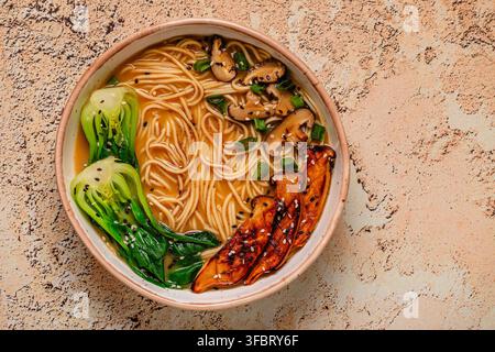 Zuppa di noodles ramen miso vegana con funghi eryngii e shiitake, cavolo pak choi Foto Stock