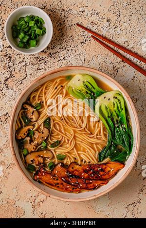 Zuppa di noodles ramen miso vegana con funghi eryngii e shiitake, cavolo pak choi Foto Stock