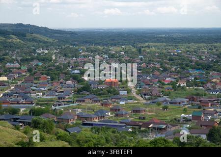 ARMAVIR, RUSSI A - 8 LUGLIO 2026: Vista aerea su Armavir e la Vecchia Stanitsa. Regione di Krasnodar, Russia Foto Stock