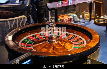 Ruota della roulette e fiches da gioco nel casinò a bordo di una nave da crociera Foto Stock