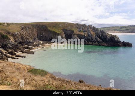 Baia di Pors Théolen con acqua turchese vicino alla Pointe du Van, Cap Sizun, Bretagna, Francia. Foto Stock