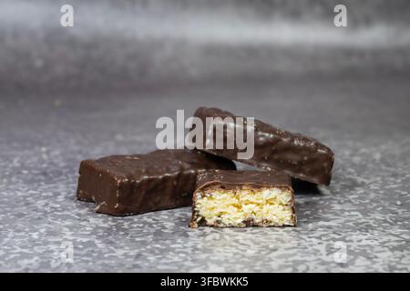 Un primo piano di un assortimento di caramelle ricoperte di cioccolato fatte in casa Foto Stock