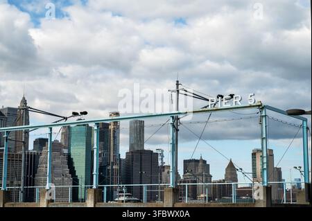 New York, USA - 15 ott. 2025: Pier 5 a Brooklyn, New York con lo skyline di Manhattan sullo sfondo. Foto Stock
