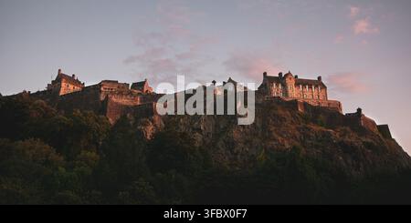 Castello di Edimburgo alla luce della sera, Edimburgo, Scozia, Paesaggio ampio Foto Stock