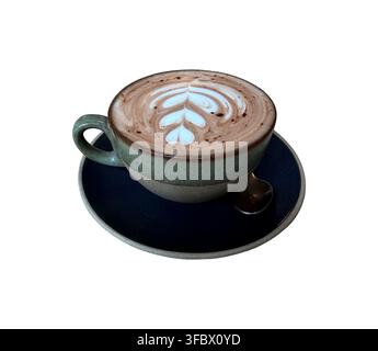 Tazza di bevanda calda Cappuccino o caffè con panna montata o latte e ornamento carino, vista laterale di tazza bianca, piattino e cucchiaio isolati oggetto ritagliato percorso di ritaglio, messa a fuoco morbida Foto Stock