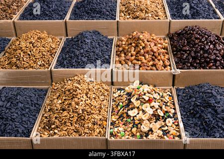 Frutta secca e noci esposti in scatole di cartone in un bazar orientale a Bukhara, Uzbekistan. Ideali per viaggi, industria alimentare o design di imballaggi Foto Stock