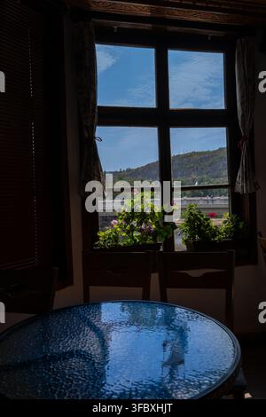Una stanza con vista sui Balcani: Guardando attraverso una finestra rustica sul ponte coperto che sovrasta la fortezza di Lovech Foto Stock
