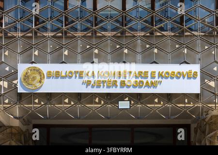 Insegna sopra l'ingresso principale della Biblioteca nazionale del Kosovo (1982) a Pristina, Kosovo Foto Stock