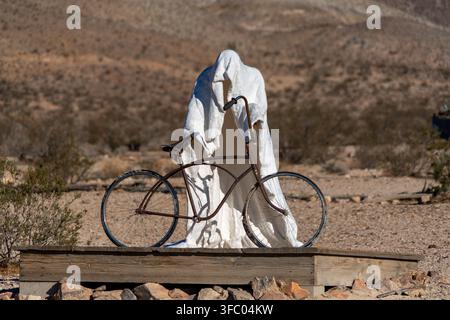 Rhyolite, Nevada USA - 19 ottobre 2021: Statue fantasma in gesso nel deserto di Rhyolite. Rhyolite è un'ex città mineraria e ora è una città fantasma. Foto Stock
