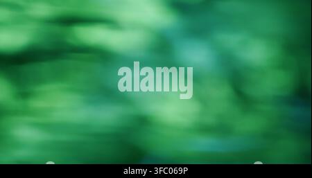 Cerchi di sfocatura. Texture verde luccicante. Riflessi di bagliore luminoso ottico di colore blu naturale vibrante su sfondo nero bokeh astratto illuminato. Foto Stock