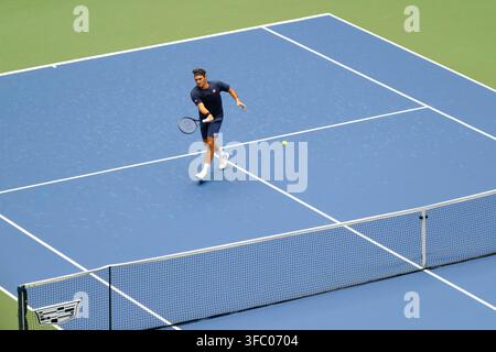 New York, New York, Stati Uniti. 24 agosto 2026. L'ex giocatore di tennis Roger Federer si allena in preparazione di una partita esibizione durante la US Open Fan Week al USTA Billie Jean King National Tennis Center. Credit: Joy Ahmed/Alamy Live News Foto Stock
