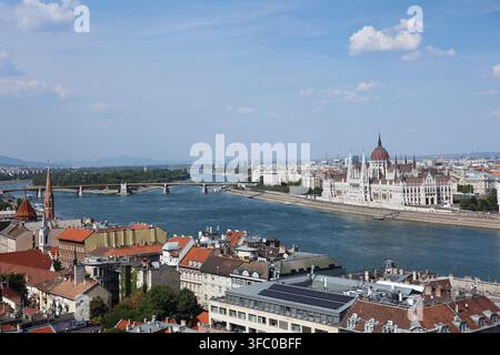 Vista panoramica di Budapest con il Danubio e diversi punti di riferimento dal balcone del Monastero Carmelitano di Buda Foto Stock