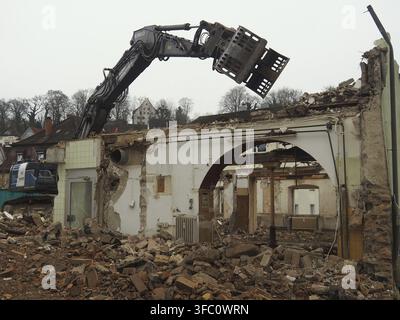 Nel quadro del programma di rigenerazione urbana, un vecchio hotel viene demolito. Sul sito saranno costruiti appartamenti. Località: Weingarten (Württemberg) Foto Stock