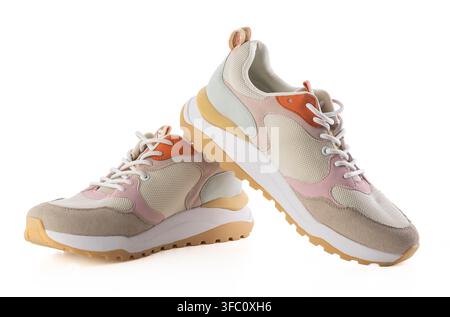 Vista laterale di scarpe da ginnastica donna pastello trendy isolate su sfondo bianco Foto Stock