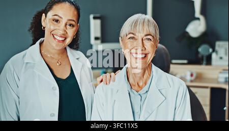 Clinica dentale, donne e dentista con infermiera in posa per lavoro di squadra, collaborazione e supporto in ufficio. Assistenza sanitaria, donne o assistente in Foto Stock