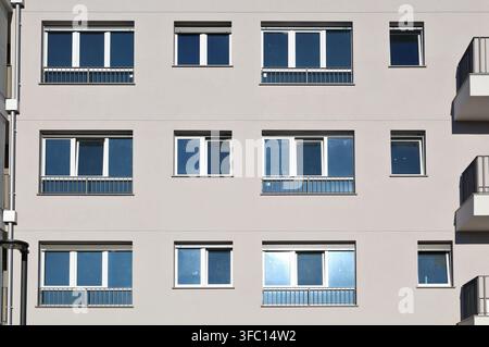 Facciata grigia moderna di un edificio residenziale con finestre in PVC. Vista frontale, texture. Foto Stock