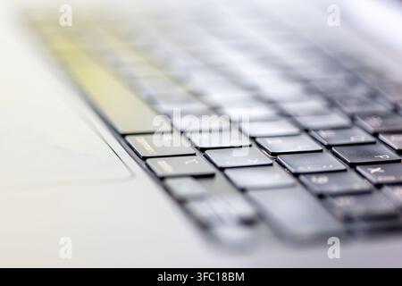 Tasti della tastiera di un laptop in primo piano. Dettaglio dell'hardware del computer con messa a fuoco selettiva. Foto Stock