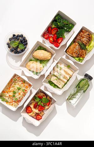 Set di cibo sano preparato giornalmente per il pasto in scatole di carta Foto Stock